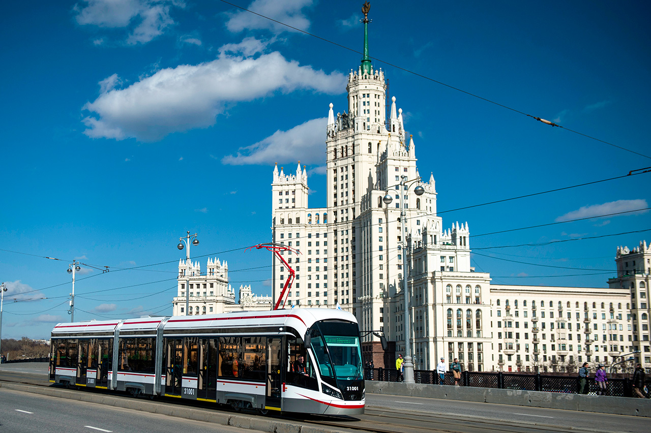 A new generation tram, Vityaz-M, rides on Bolshoi Ustinsky Bridge in Moscow. / Evgenya Novozhenina / RIA Novosti