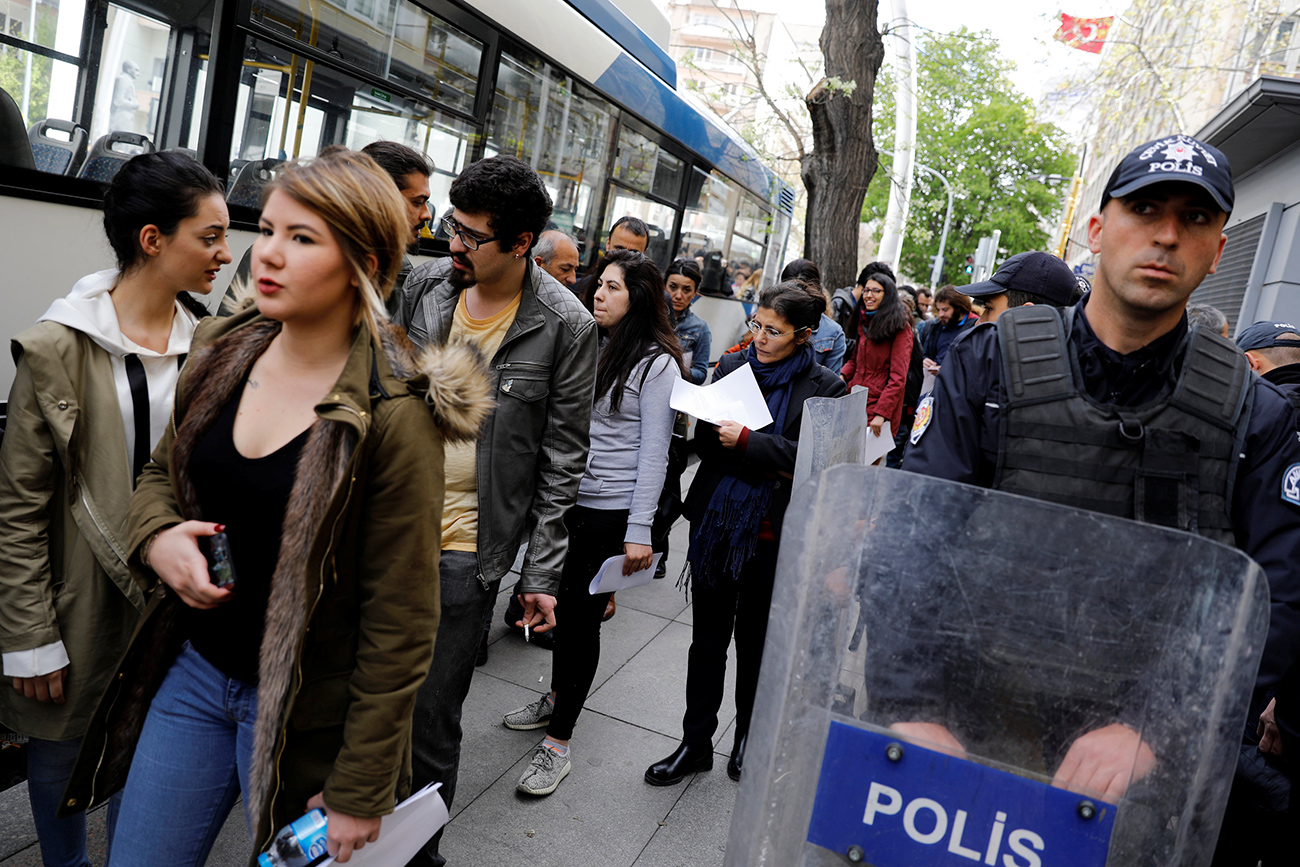 Хора чакат на опашка в Анкара, за да представят във Висшата изборна комисия своите искания за отмяна на референдума. Снимка: Reuters