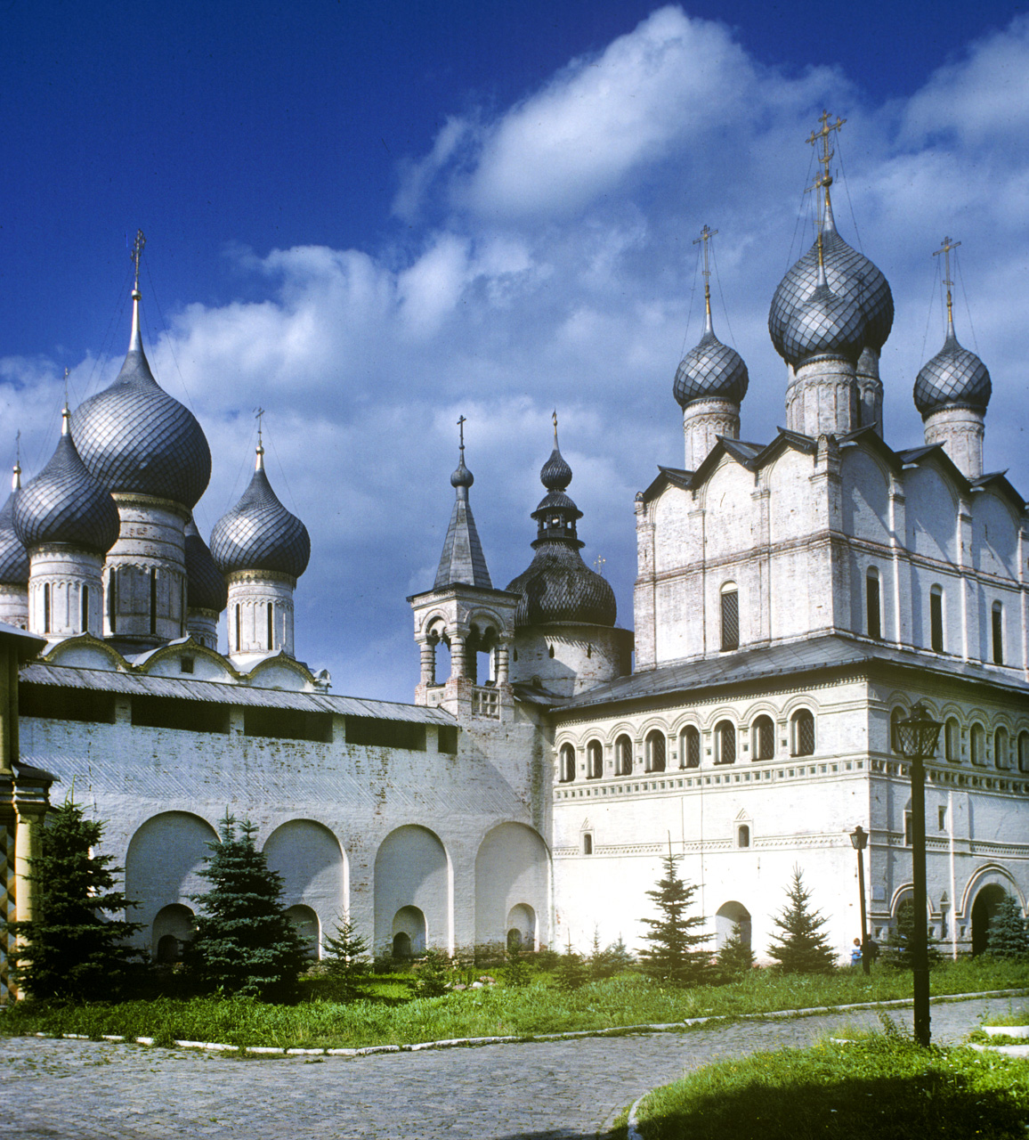 Rostov kremlin. Church of Resurrection (right), north wall, Dormition Cathedral. Southwest view. August 21, 1988. / Photo: William Brumfield