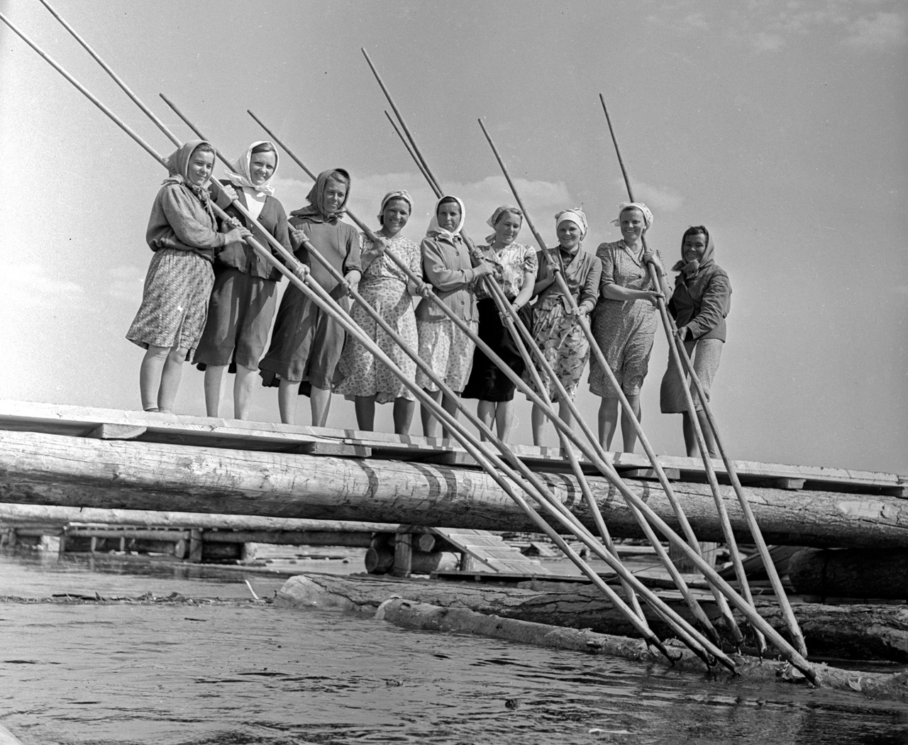 Trabajadoras de la empresa de economía forestal Kondinski. Tiumén. 1964. Fuente: Víktor Ajlómov / Archivo de 'Izvestia'
