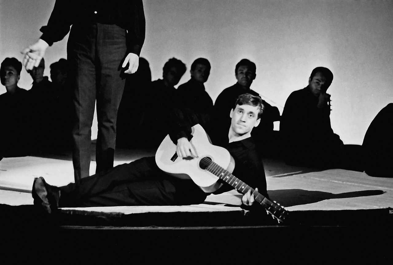 Vladímir Vissótski. Cena da peça ‘Antimundos’. Teatro Taganka, Moscou. 1966. Sua carreira artística de mais de meio século está associada ao jornal “Izvêstia” (porta-voz oficial do Kremlin na época soviética, porém independente desde 1991). (Foto: Víktor Akhlomov/Arquivo Izvêstia)