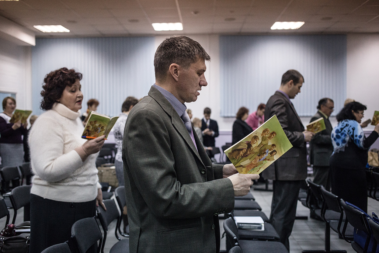 Members of Jehovah’s Witnesses attend a church service. Source: Getty Images