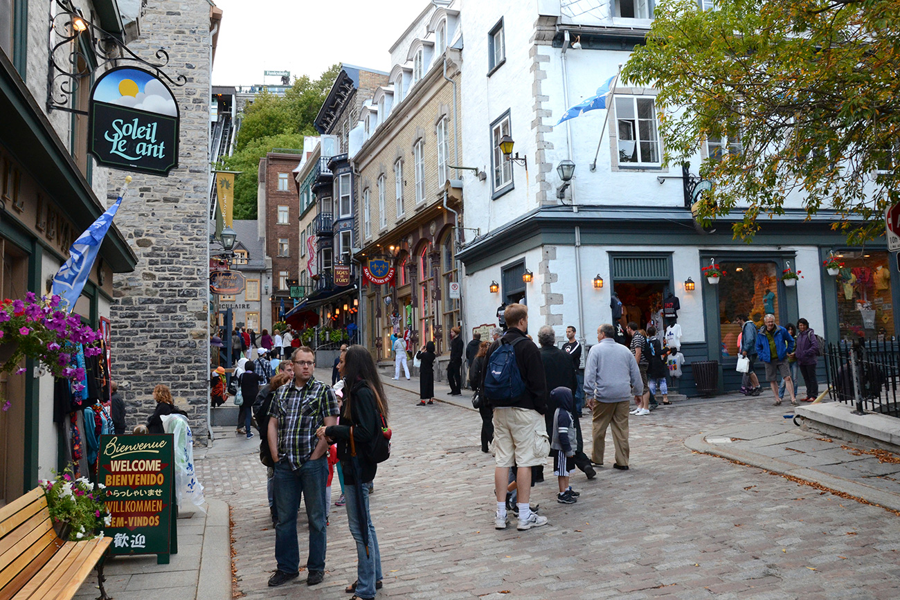 Canada – where same-sex marriages have long been legalized – the brochure claims "there is a serious 'fixation' on gender equality." Photo: People stroll through old Quebec City. Source: AP