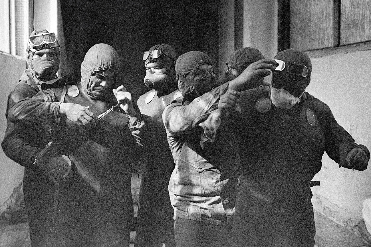 A group of liquidators ready to climb the top of the Chernobyl nuclear reactor after the disaster. / Photo: Igor Kostin/RIA Novosti