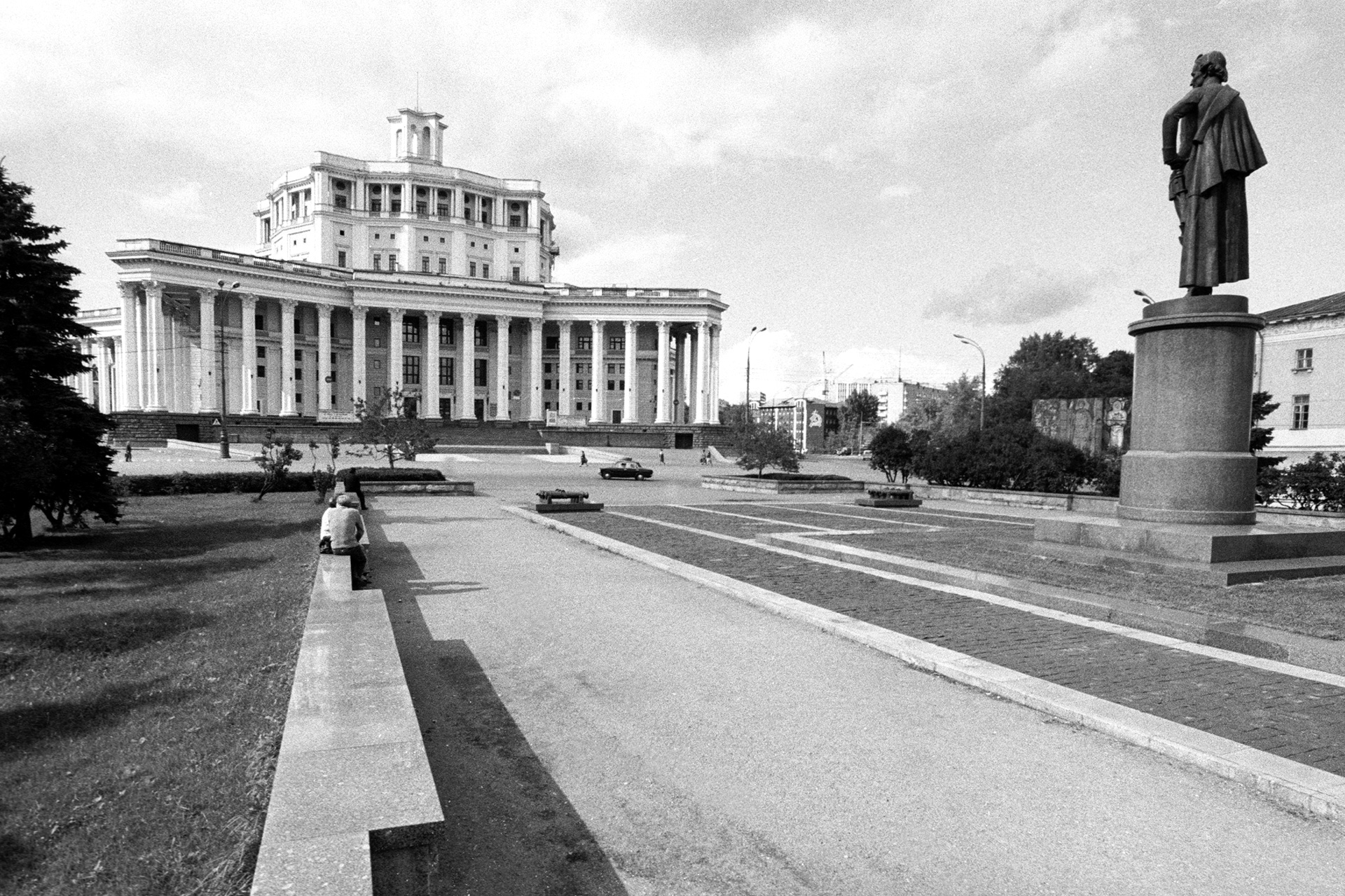 A public garden on Kommuny Square in front of the Central Academic Soviet Army Theater. Source: Vitaliy Karpov/RIA Novosti