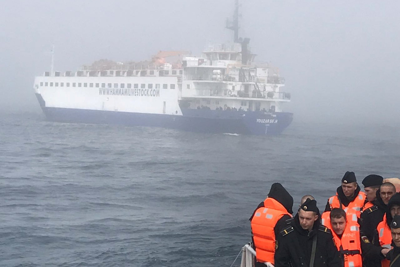 Para kru kapal Liman yang diselamatkan setelah kapal mereka tenggelam di dekat Selat Bosporus di Turki pada 27 April 2017. Sumber: Reuters