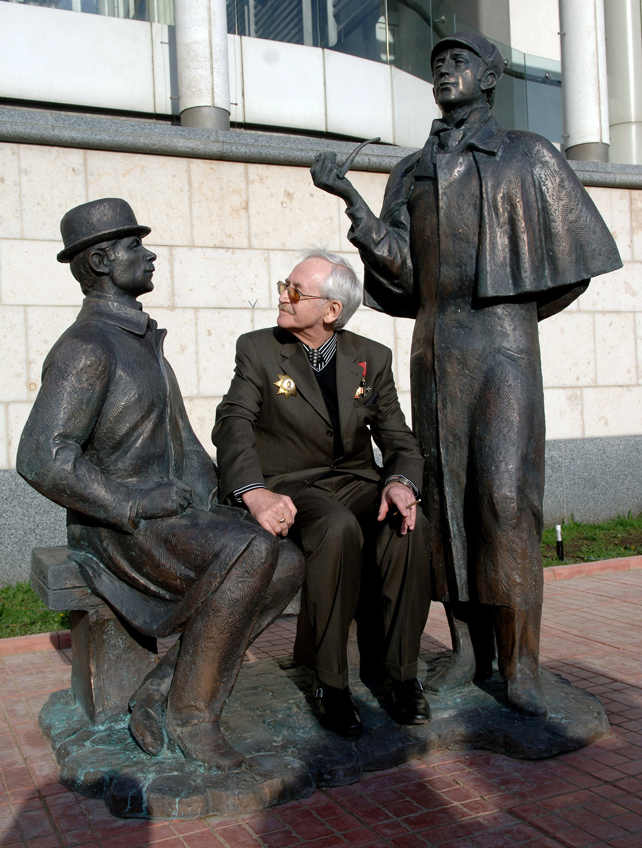 Vasily Livanov sitting at the monument. Source: Sergey Pyatakov/RIA Novosti