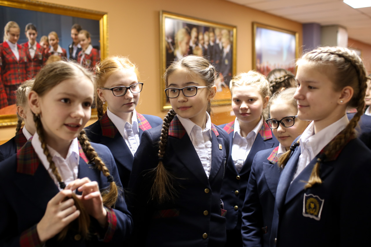 Sixth-grade pupils of the Russian Defense Ministry Boarding School for Girls. On the far left is Stasya Starozhuk. / Photo: Olga Ivanova