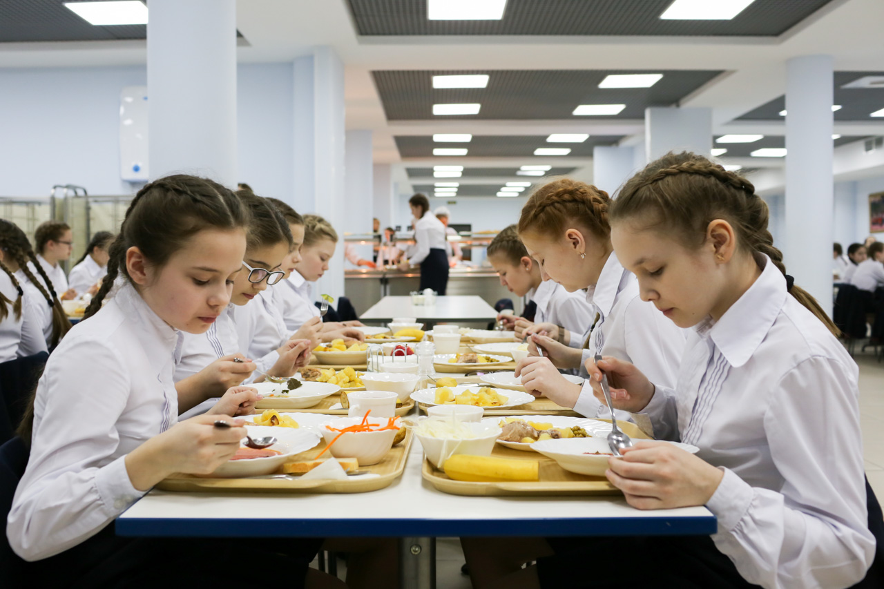 A cantina escolar funciona no estilo bandejão. No almoço, são servidas duas opções de sopa, um prato de carne ou peixe, ambos com acompanhamento, legumes, uma bebida e uma fruta obrigatória. / Foto: Olga Ivanova