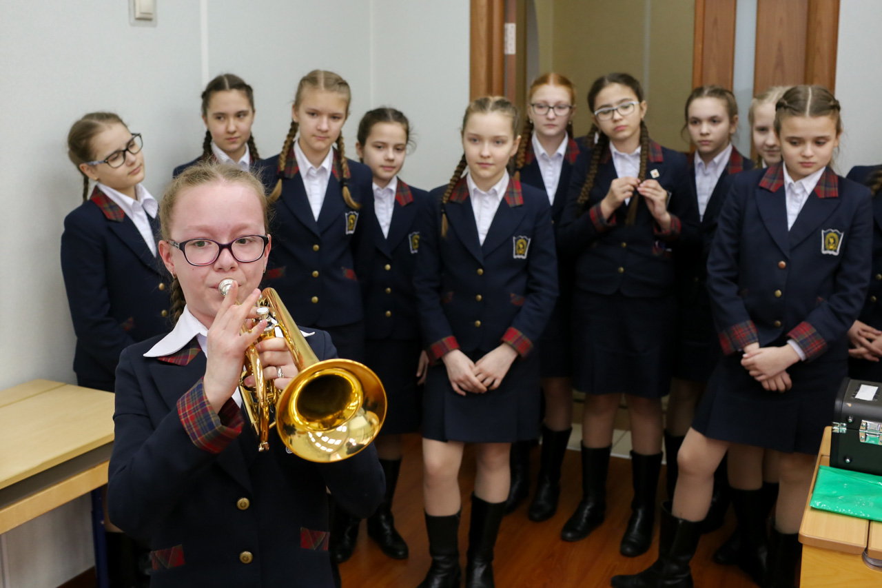 Tocar a trombeta não é fácil, assim como também não é fácil passar vergonha na frente dos colegas. Aula de instrumentos de sopro. / Foto: Olga Ivanova