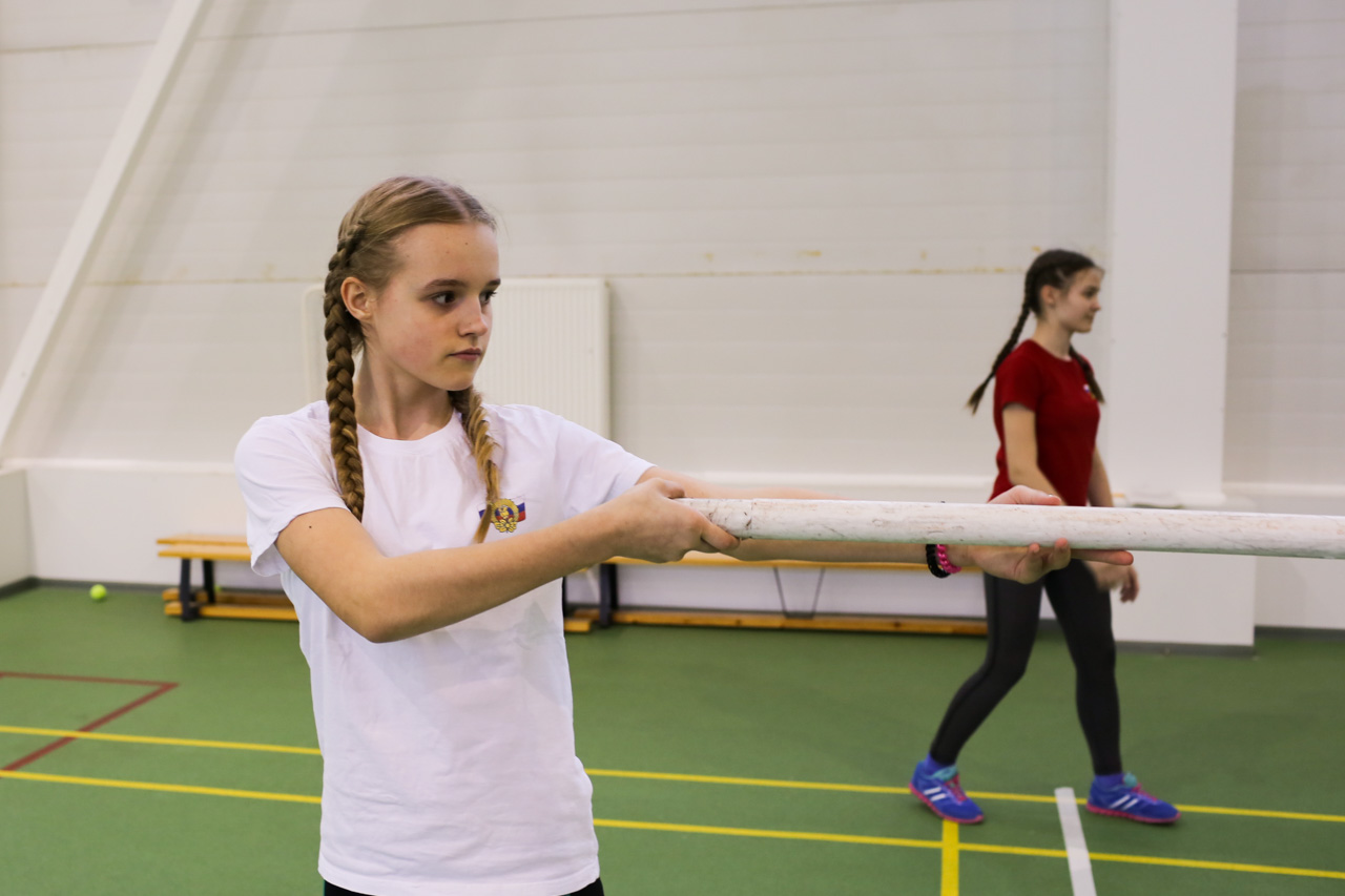 O “gorodki” é um esporte nacional russo, semelhante aos skittles (variante do boliche jogada na relva). Os treinos acontecem em uma quadra especial. / Foto: Olga Ivanova