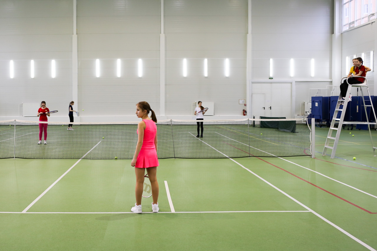 Quadra de tênis coberta da escola. / Foto: Olga Ivanova