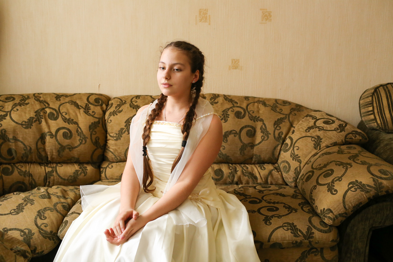 Vestidos de gala são parte indispensável do armário no internauta. A aluna da sexta série Macha Samatkina. / Foto: Olga Ivanova