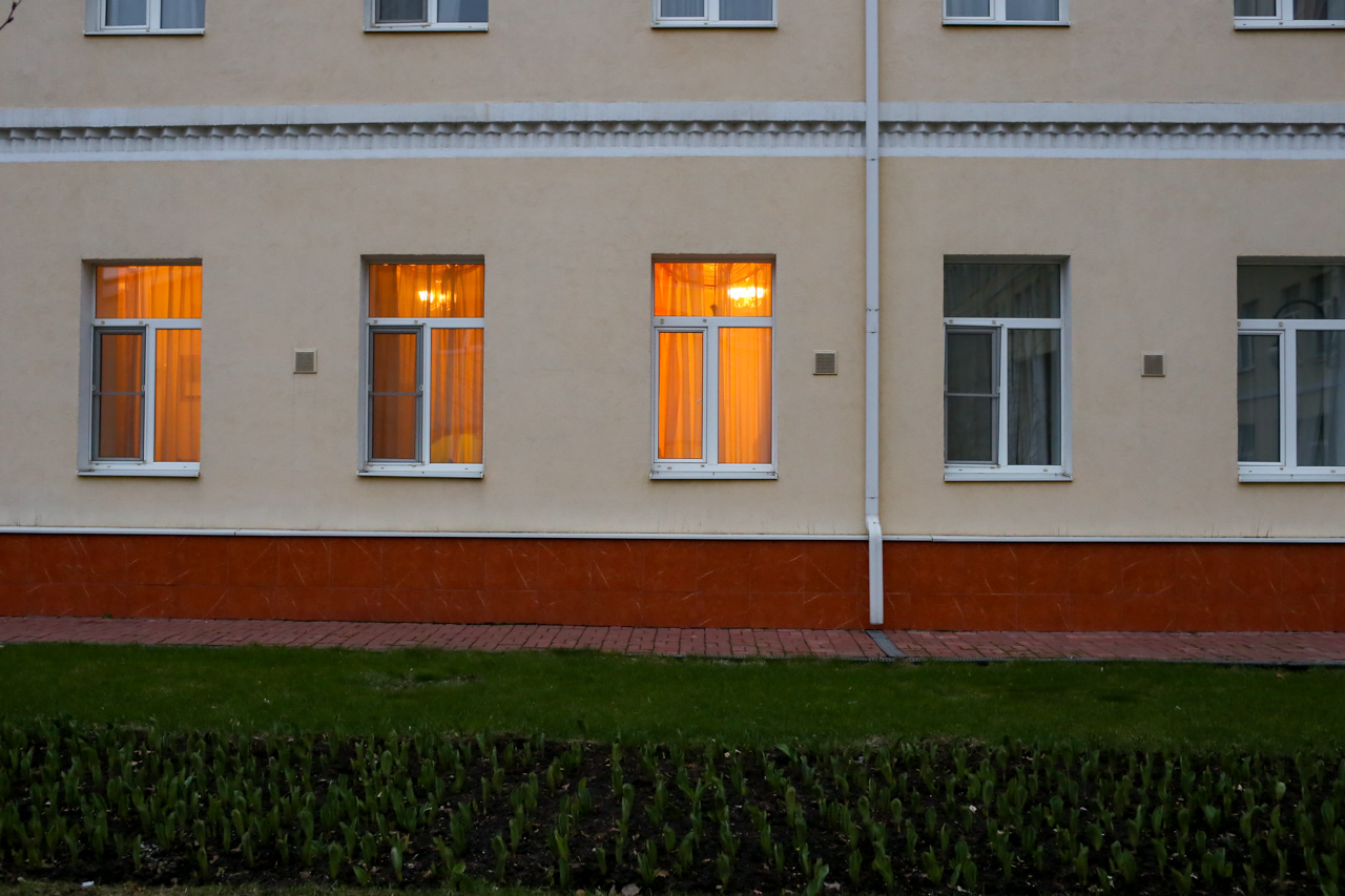 Luzes prestes a serem desligadas. Edifício do dormitório. / Foto: Olga Ivanova