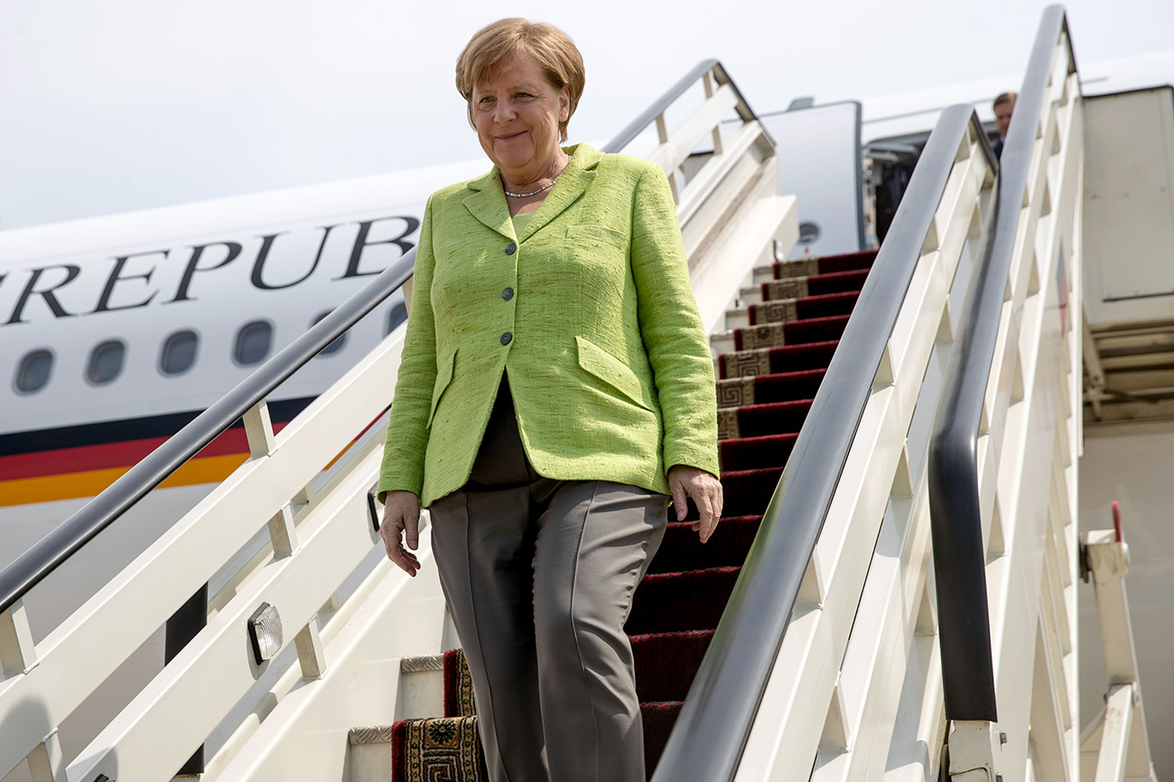 Merkel desembarca no balneário de Sôtchi na terça-feira (2). / Foto: DPA/Global Look Press