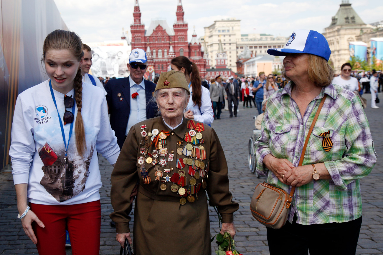 Ветеран Антонина Крилова, 94 години, на Червения площад на 9 май 2016 г., след парада на Победата, посветен на 71-та годишнина от края на Великата Отечествена война. Снимка: АР