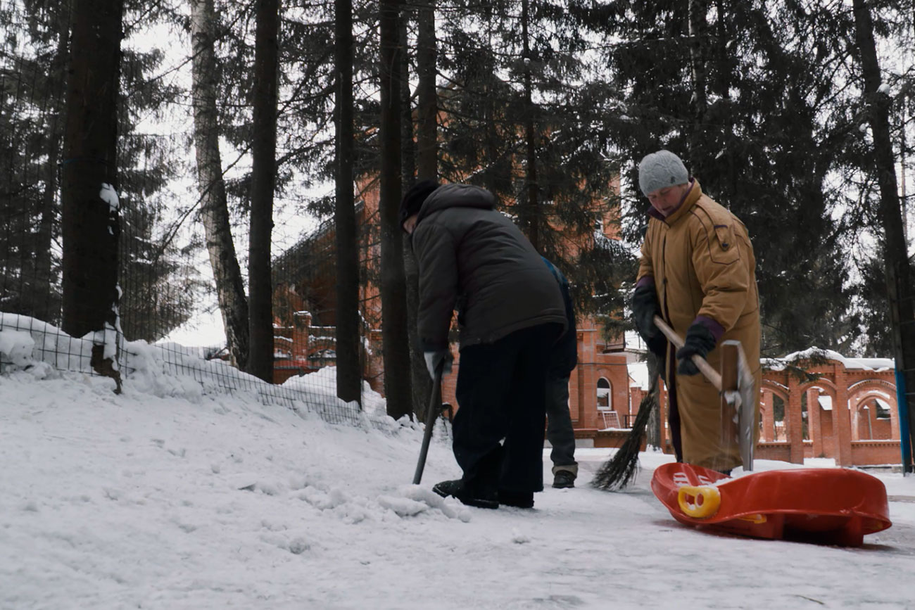 This is a house in the Moscow Region, where a commune of 35 homeless people live. Source: Olga Ogareva