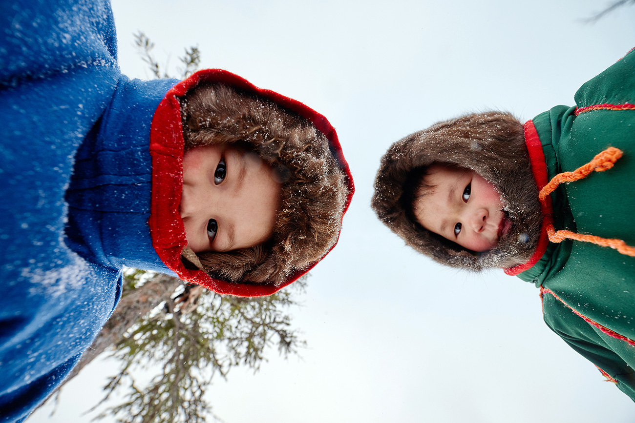 Imagem de duas crianças no extremo frio.