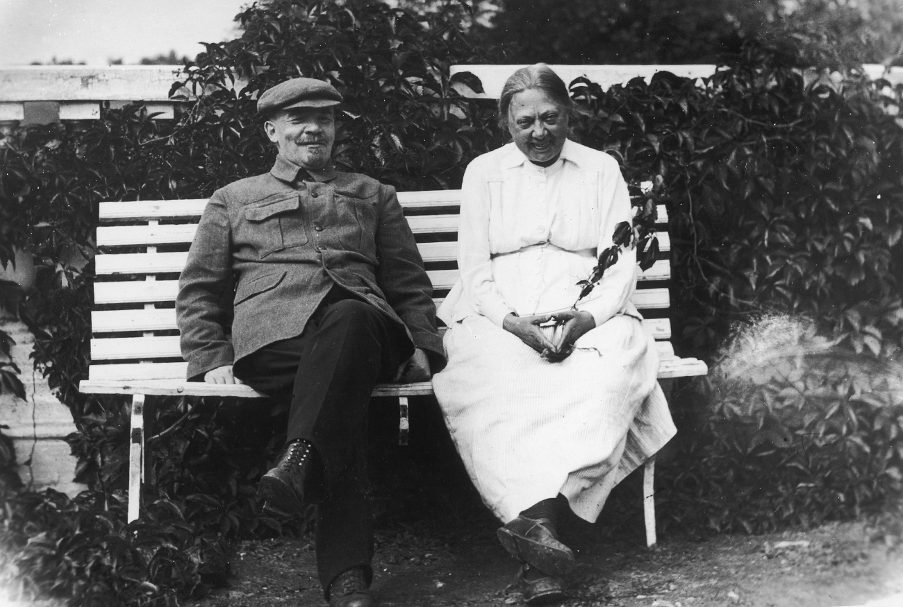 Lenin with his wife Nadezhda Krupskaya at Gorky, 1922. / Photo: Mary Evans Pictrure Library/Global Look Press