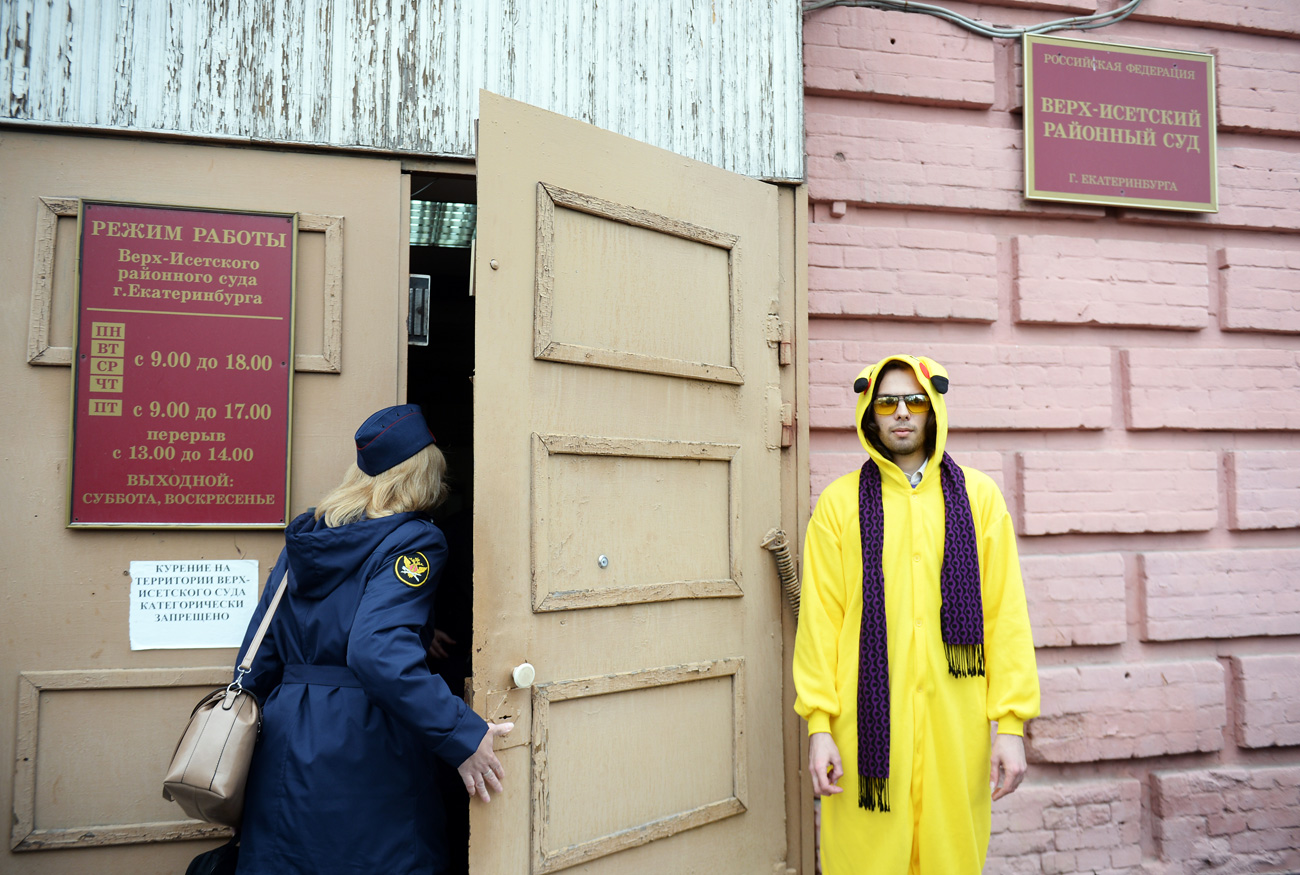 Ein Fan des Pokémon-Go-Spiels im Pikachu-Kostüm wartet vor dem Gericht in Jekaterinburg auf das Ende des Prozesses gegen Ruslan Sokolowskij. / Pavel Lisitsyn/RIA Novostii