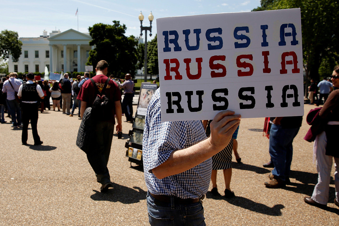 Protestniki pred Belo hišo na shodu proti zamenjavi Jamesa Comeyja s strani ameriškega predsednika Donalda Trumpa. / Vir: Reuters.