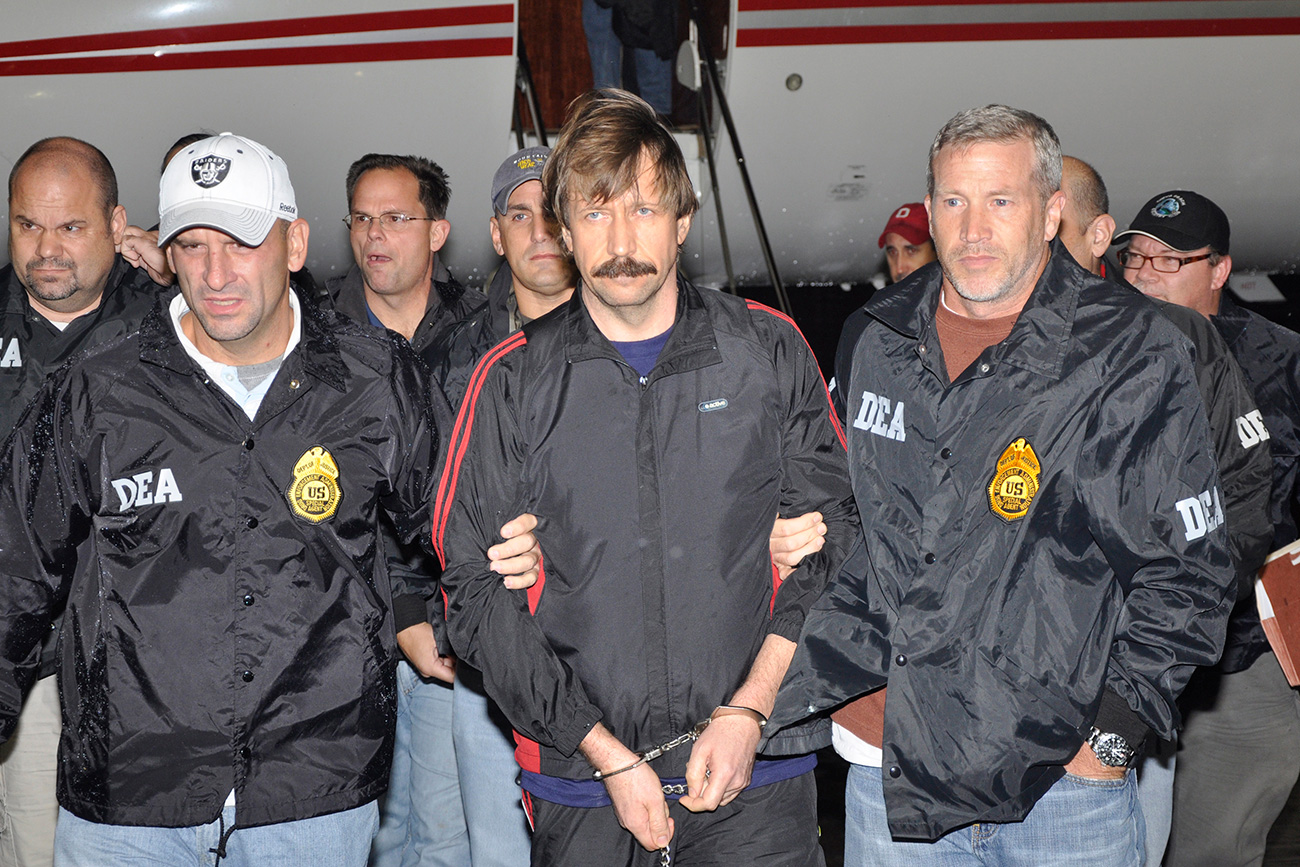 Suspected Russian arms dealer Viktor Bout (C) is escorted by Drug Enforcement Administration (DEA) officers after arriving at Westchester County Airport in White Plains, New York, Nov. 16, 2010. Source: Reuters