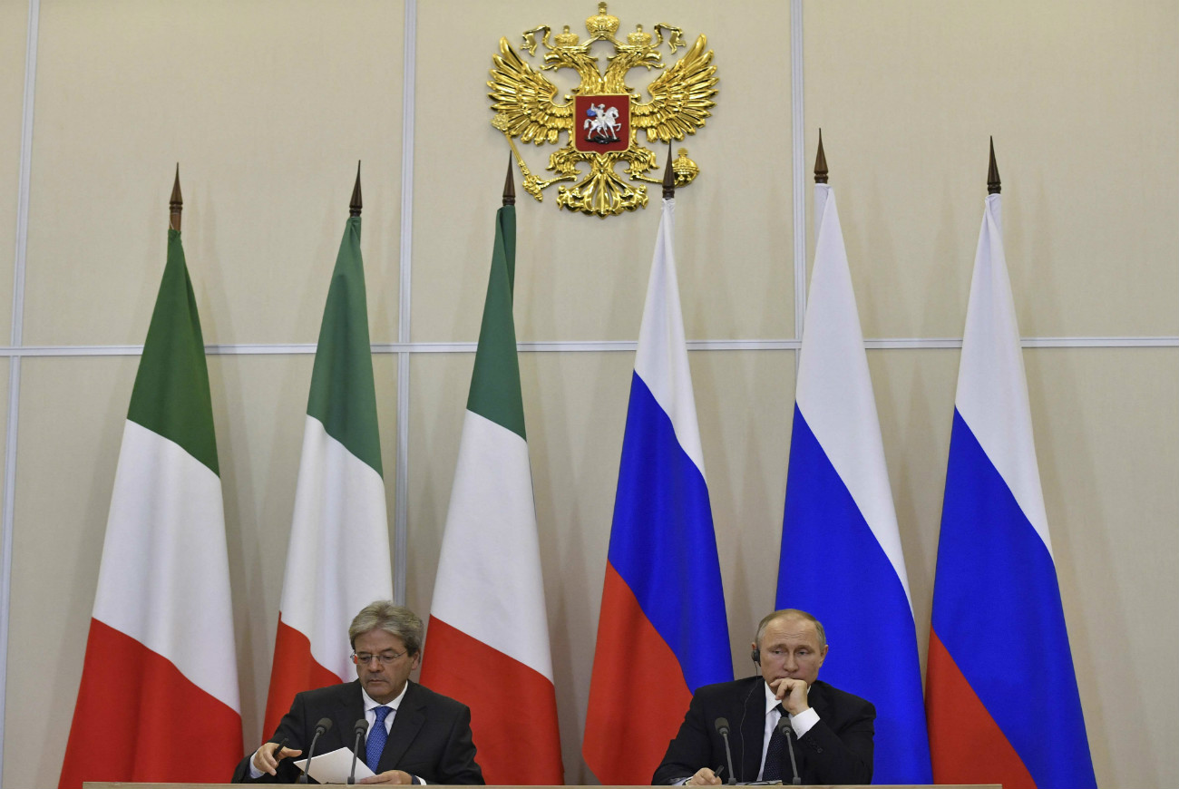 Il premier italiano Paolo Gentiloni, a sinistra, con il Presidente russo Vladimir Putin a Sochi. Fonte: Reuters