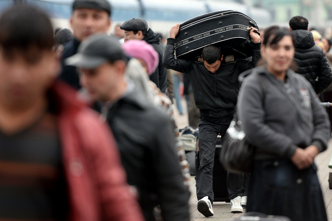 Пътници от Ташкент на Казанската гара в Москва.Снимка: Алексей Филипов / РИА "Новости"