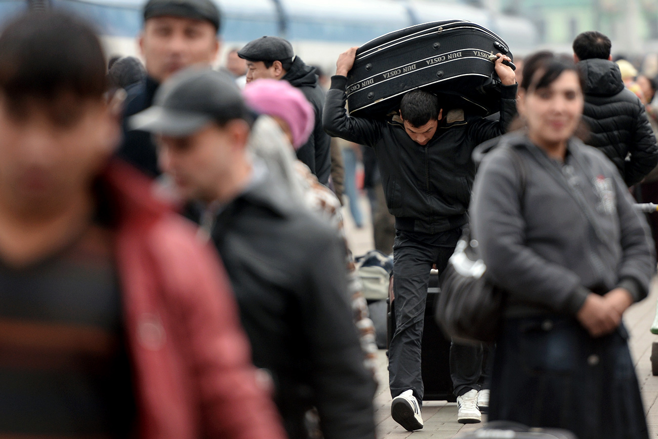 Passengers of the Tashkent to Moscow train at the Kazansky Railway Station in Moscow. / Photo: Alexey Filippov/RIA Novosti