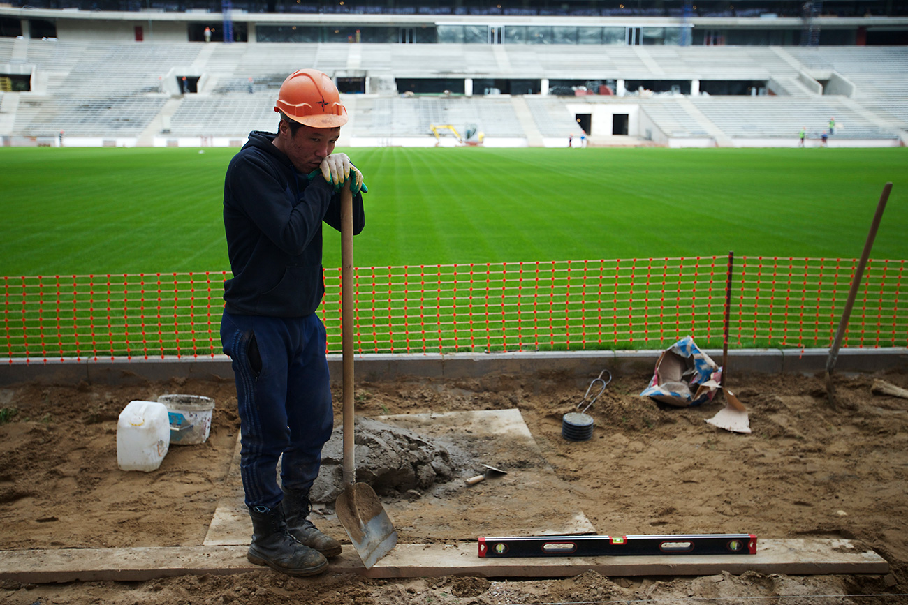 Operaio allo stadio Luzhniki di Mosca. Fonte: AP