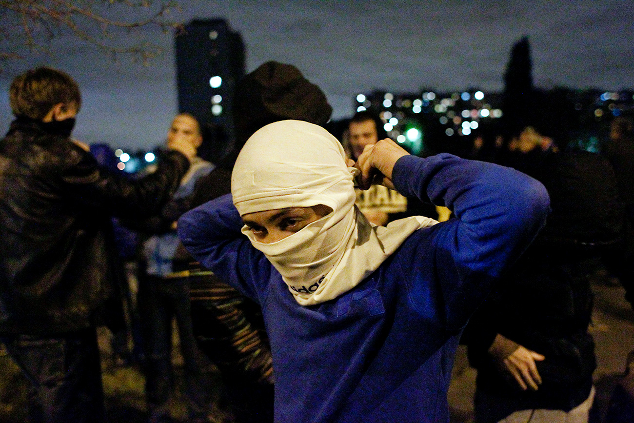 A man puts on a mask after a protest in the Biryulevo district of Moscow, Oct. 13, 2013. / Photo: Reuters