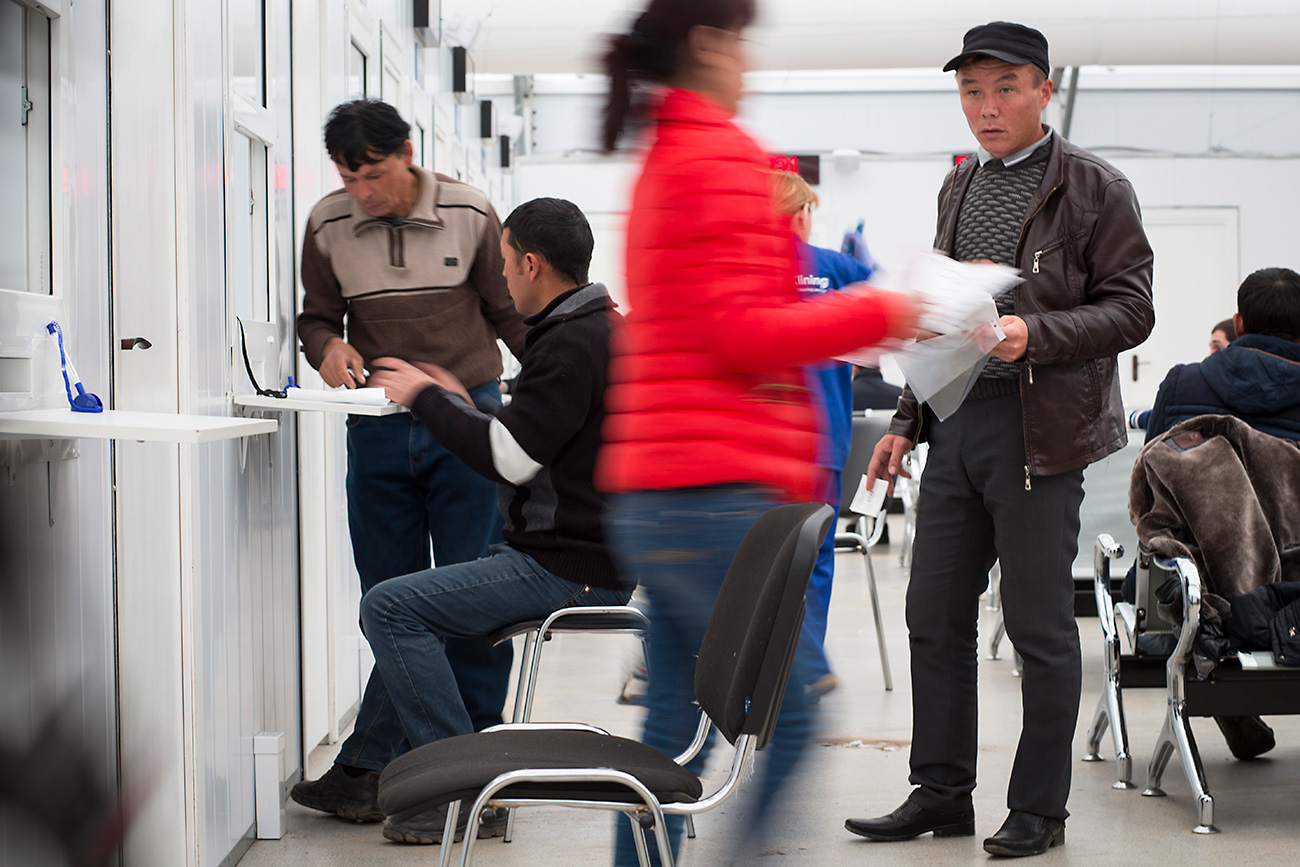 モスクワ移民労働者登録センターでインタビューを待つ移住者、サハロボ村、2015年4月22日。＝AP