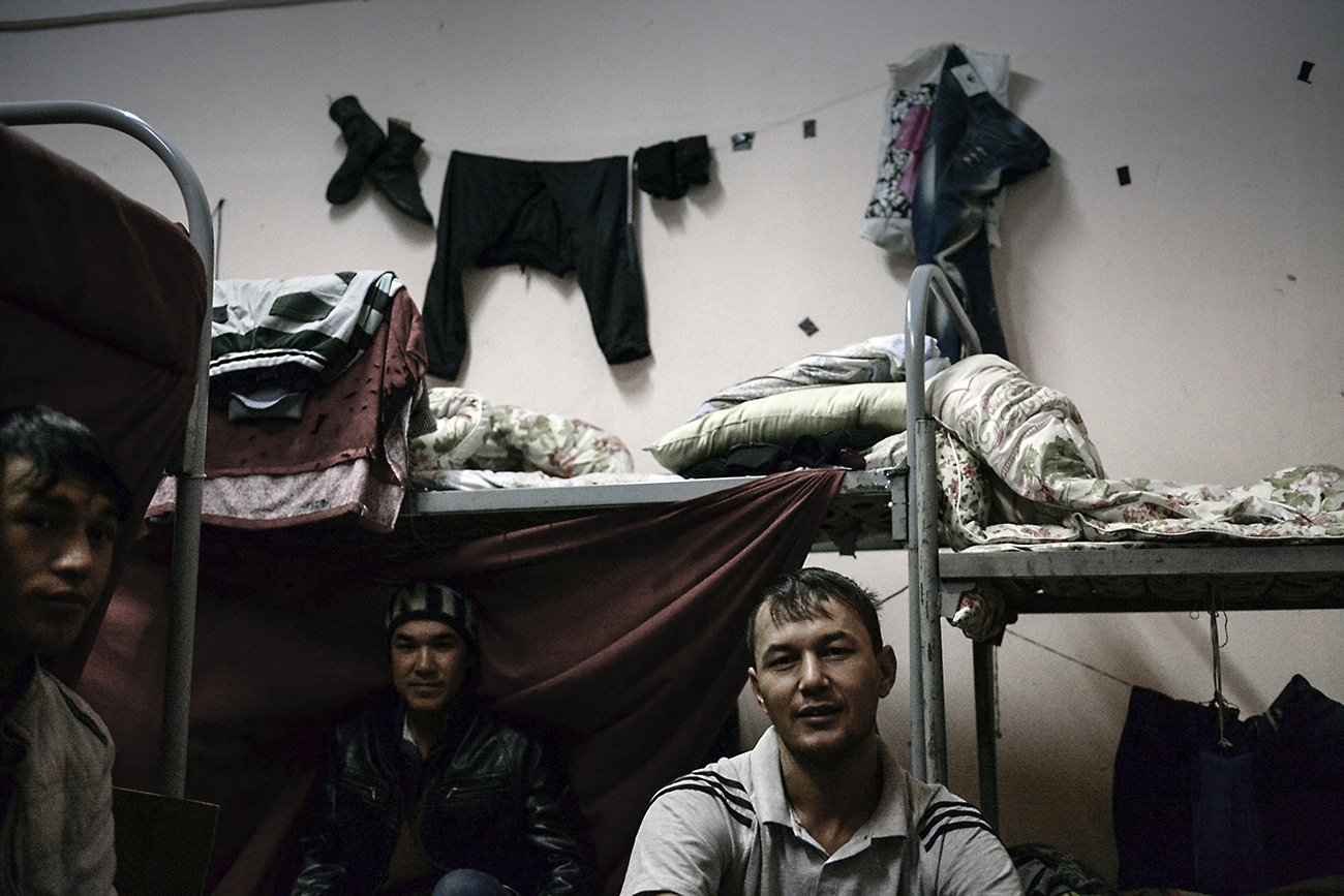 Нелегални мигранти, арестувани в резултат на проверката, проведена от Федералната миграционна служба. Снимка: Валерий Мелников / РИА "Новости"