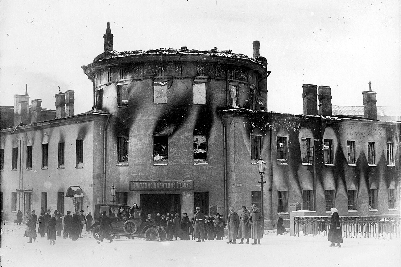 По Февруарската револуција од 1917 година, „Литванскиот затвор, запален од револуционерите“./ Карл Карлович Була