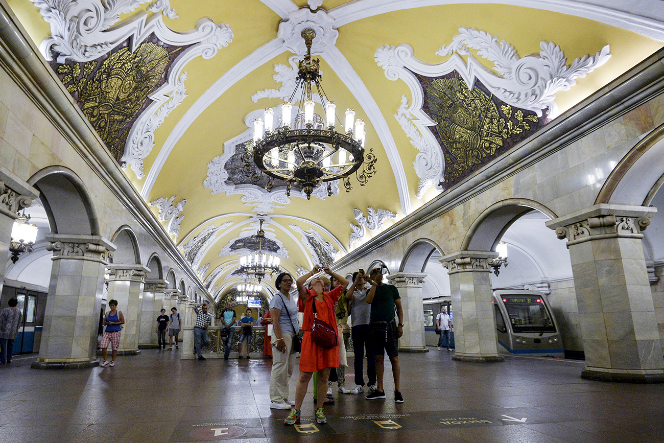 Tourists at Komsomolskaya station of the Moscow metro. Source: Eugene Odinokov/RIA Novosti