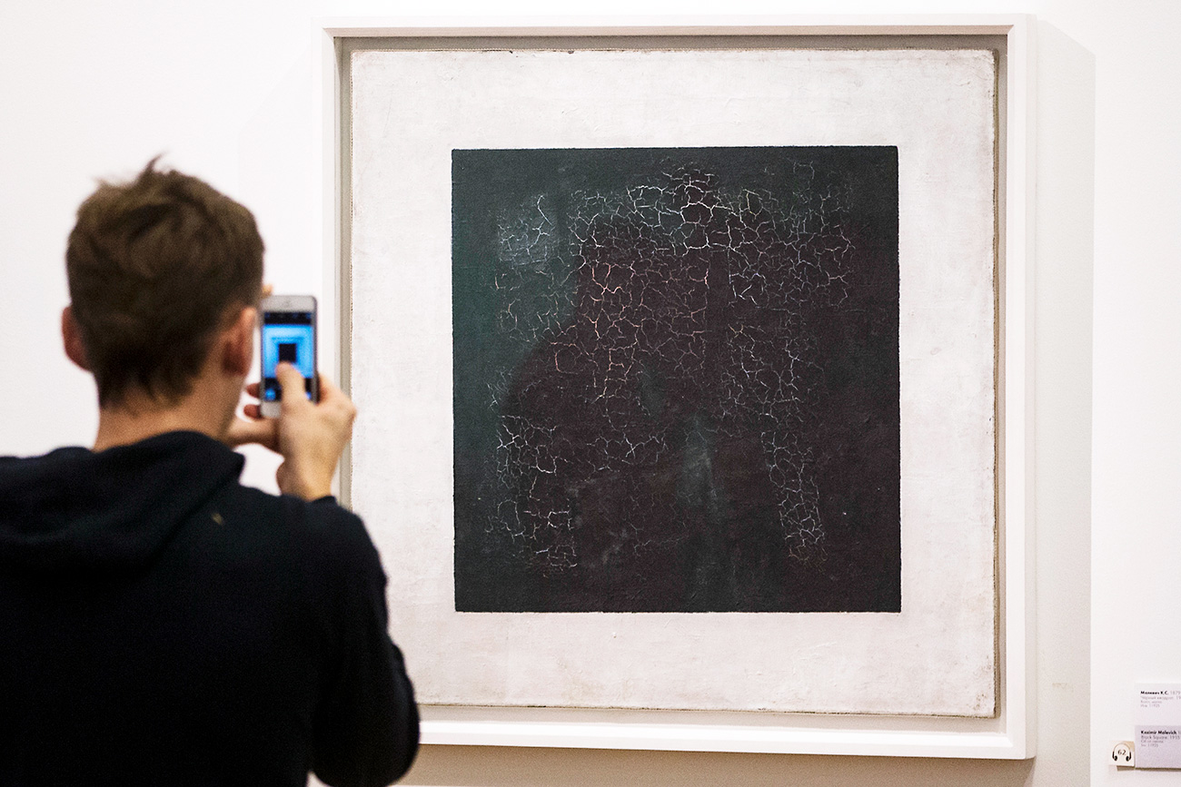 Un homme prend en photo un chef-d'oeuvre de Kazimir Malevich à la Galerie Tretiakov. Crédit : Sergeï Bobylev/TASS 