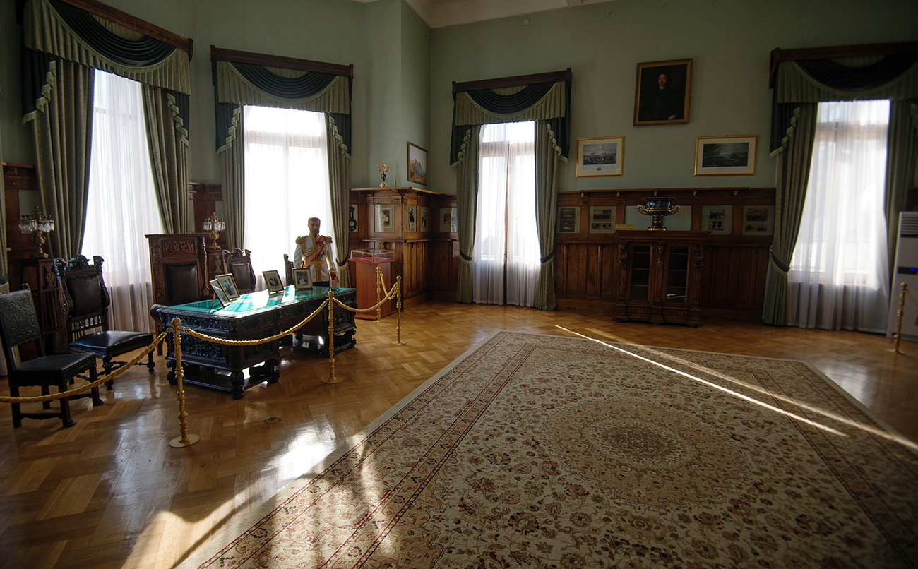 After the Russian Revolution the palace served as a tuberculosis sanatorium for peasants. Fortunately, some of the wonderful décor and interiors remain. Source: Vladimir Astapkovich/RIA Novosti