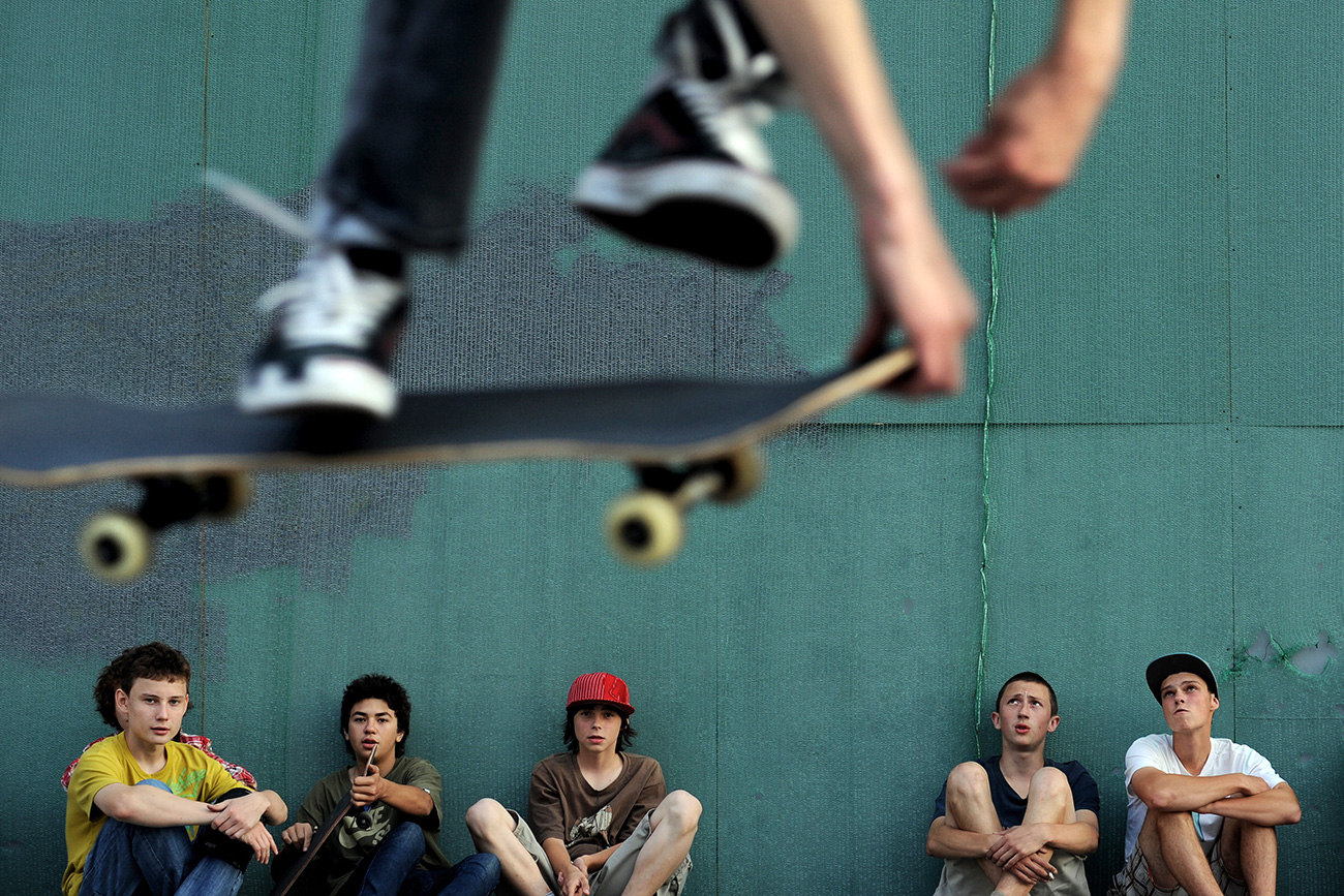 Ragazzi con skateboard. Fonte: AFP