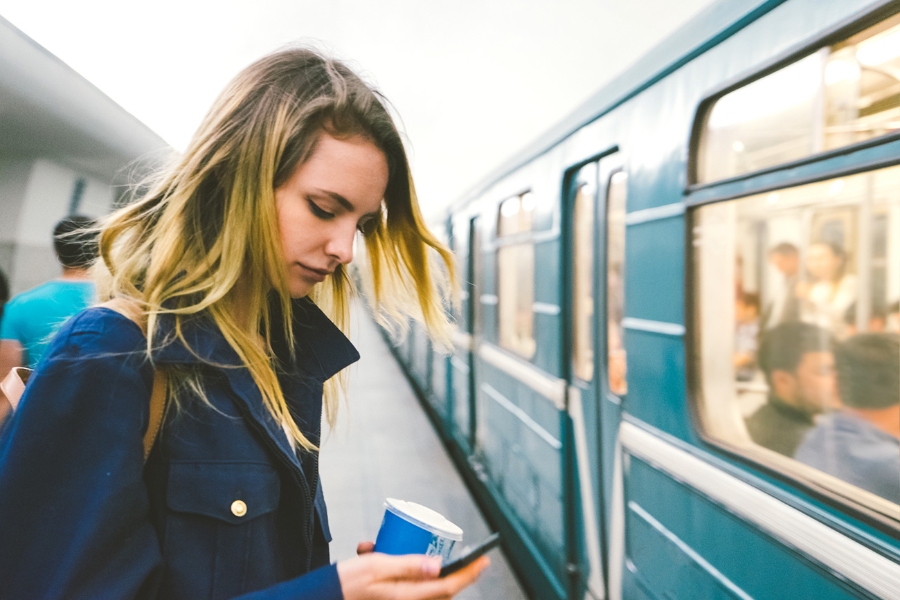 女性が地下鉄の列車を待っている。＝Getty Images