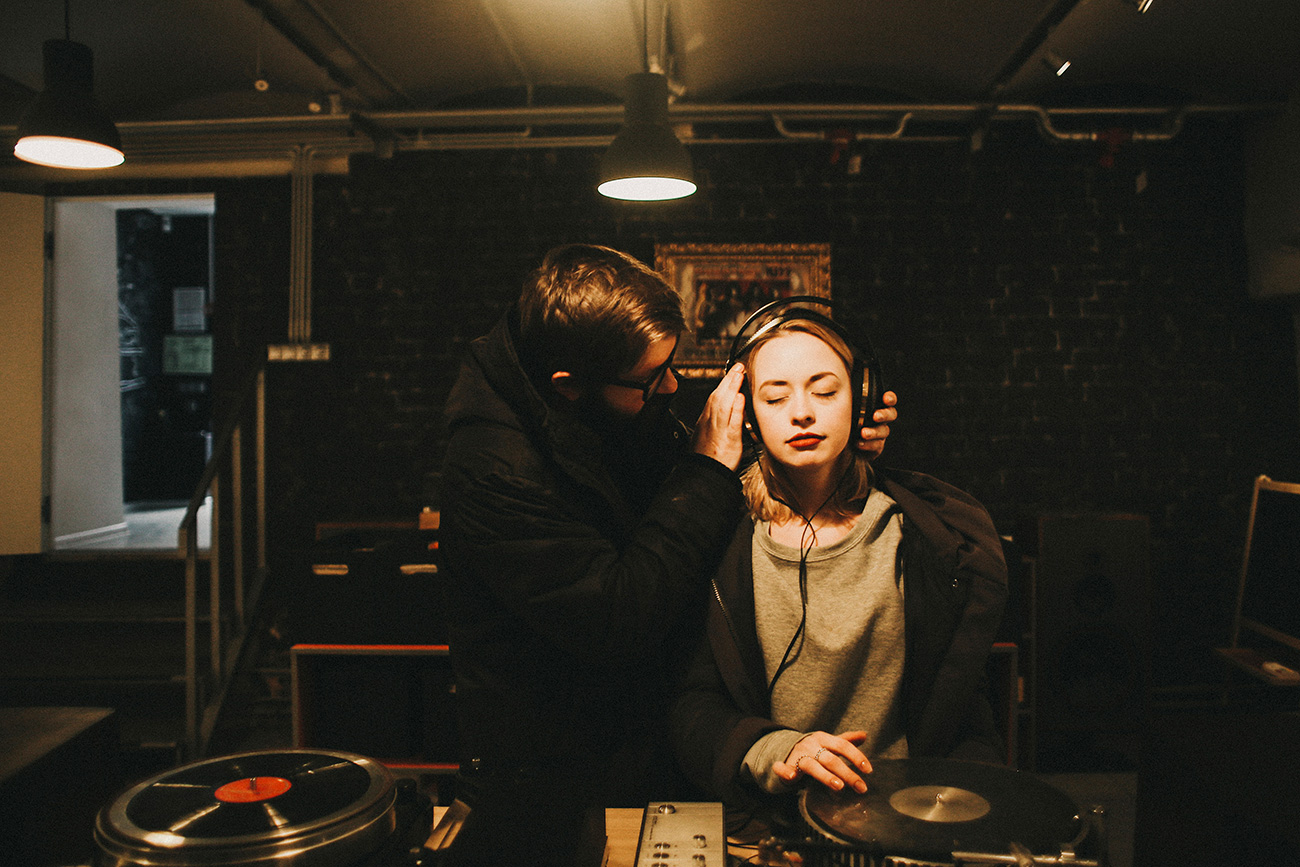 A DJ holding headphones on woman, Russia. / Photo: Getty Images