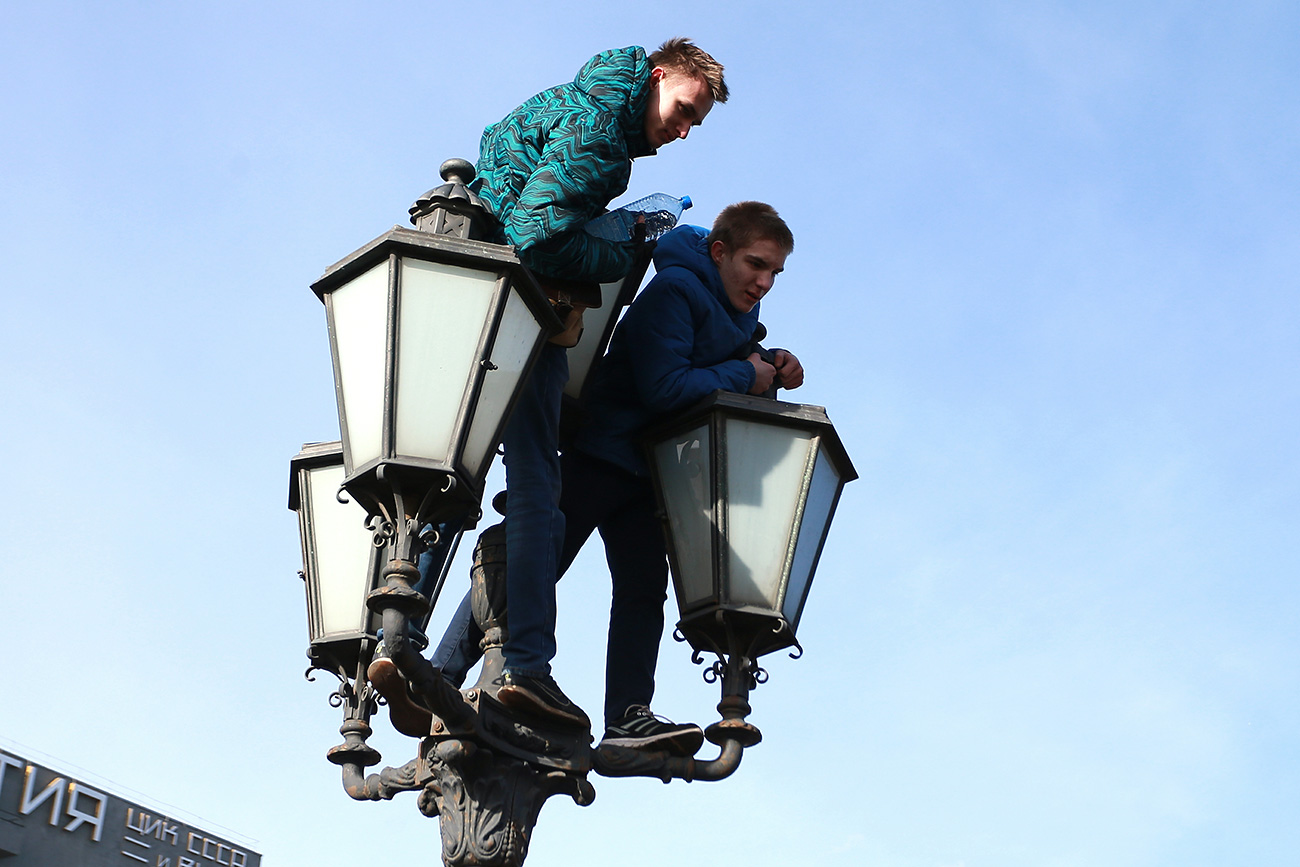 Il 7% delle persone fermate ai recenti meeting di protesta aveva meno di 18 anni. Nella foto, ragazzi in piazza Pushkinskaya a Mosca durante la marcia organizzata il 26 marzo dall’oppositore Aleksej Navalnyj. Fonte: Dmitrij Golubovich/Global Look Press