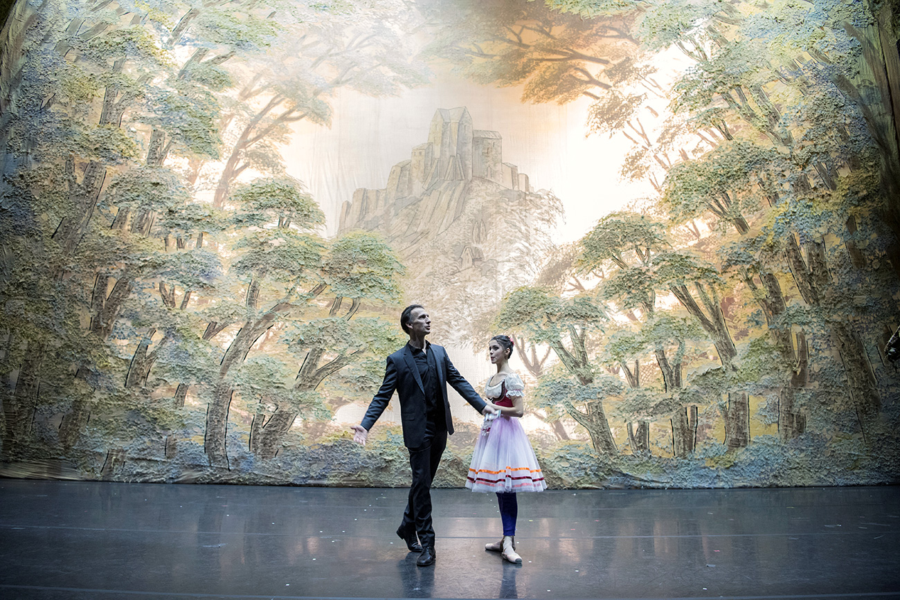 French dancer Laurent Hilaire with a ballerina ahead of the theater's performance of Giselle in Moscow. / Photo: AFP