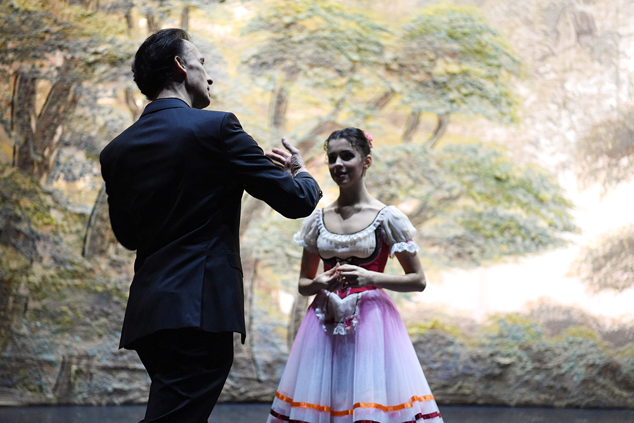 Laurent Hilaire with a ballerina ahead of the theater's performance of Giselle in Moscow. / Photo: AFP