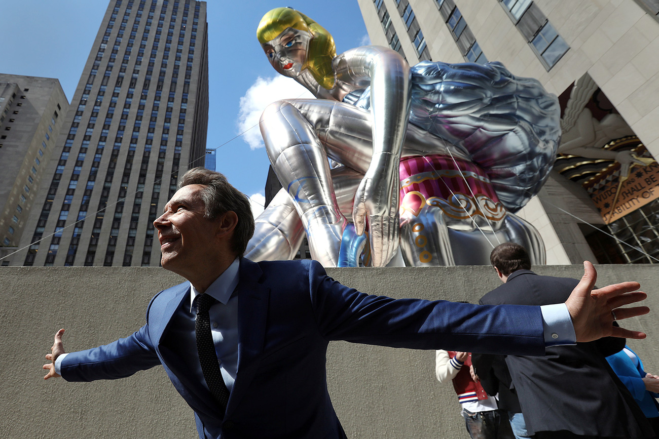 Jeff Koons posando durante la presentación de la escultura "Bailarina sentada" en Nueva York / Fuente: Reuters.