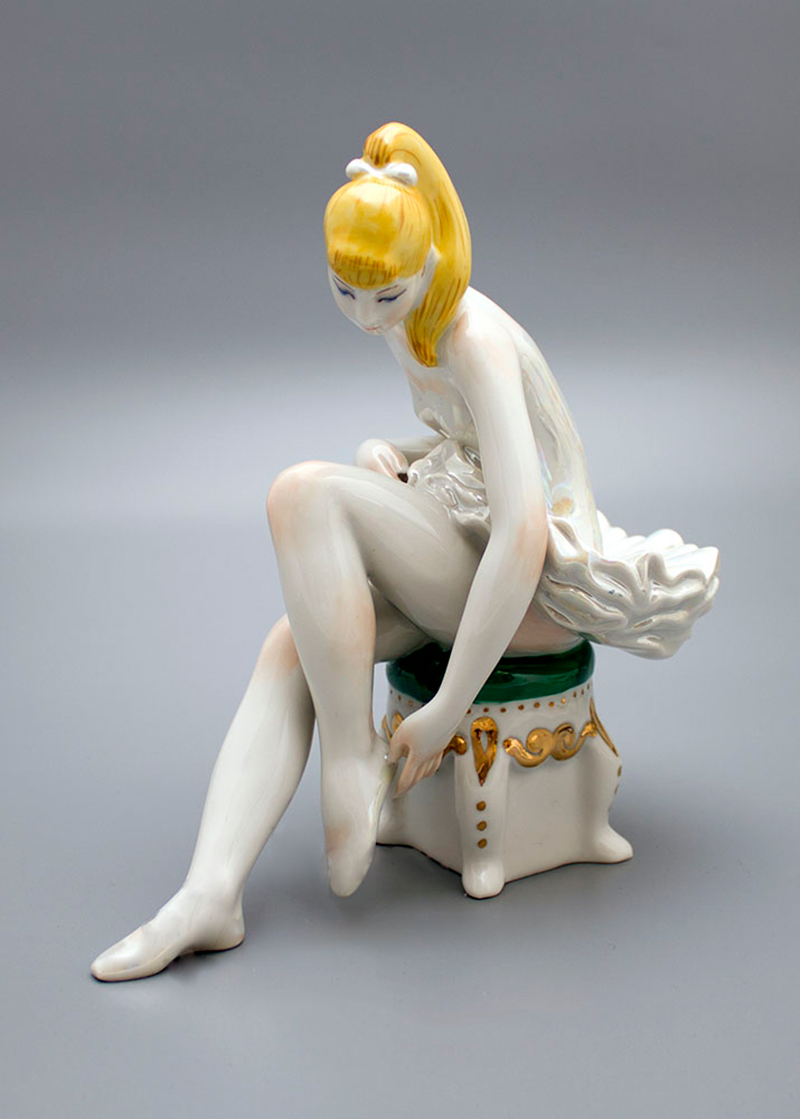 Oksana Zhnikrup's porcelain ballerina. / Photo: <a  data-cke-saved-href="http://www.akcia-antique.ru" href="http://www.akcia-antique.ru" target="_blank">Akcia-Antique</a>