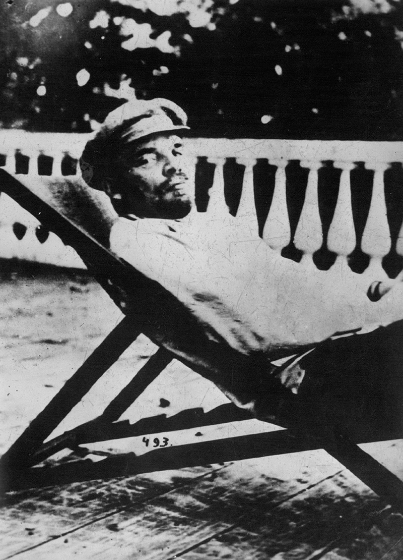 Vladimir Lenin relaxes in sauna outside on deck in sun, 1918. / Photo: ZUMA Press/Global Look Press