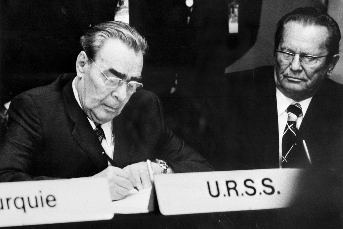 Leonid Brezhnev (L) signs the final pact on security and co-operation during the largest summit conference in European history in Helsinki, August 1975. Source: AFP