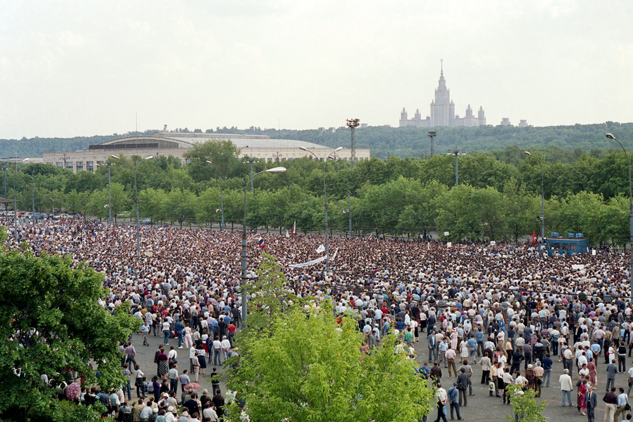 СССР, 28 май, 1989 г. Санкциониран митинг на територията на стадиона "Лужники". Членовете на Конгреса на народните депутати – Андрей Сахаров, Владимир Тихонов, Николай Воронцов, се срещат с журналисти и протестиращи. Снимка: Дмитрий Соколов, Александър Шогин / ТАСС