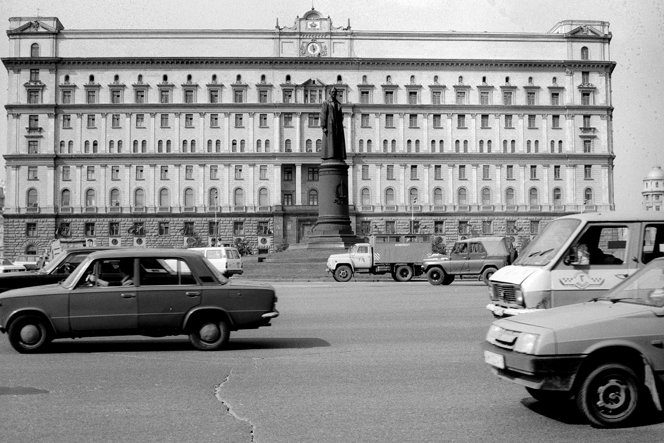 A monument to Felix Dzerzhinsky (sculptor Y.Vuchetich, architect G.Zakharov) outside the State Security Committee (KGB) building. 1989. Source: Vladimir Vyatkin/RIA Novosti