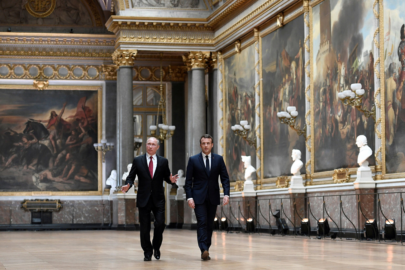 Wladimir Putin und Emmanuel Macron in der Schlachtengalerie im Schloss Versailles. Während des Besuchs des russischen Präsidenten eröffneten die beiden Staatsmänner eine Ausstellung zum 300. Jahrestag der diplomatischen Beziehungen zwischen den beiden Ländern. / Reuters